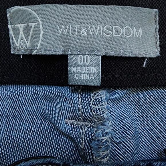 Wit & Wisdom Blue Denim Ab Solution Jean Short NWT Size 00 - Picture 5 of 5